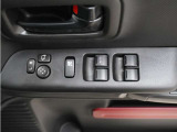パワーウィンドウを装備しております。運転席側はオート機能付きで、スイッチを奥まで押す・引くことで、窓が自動で全開・全閉します。