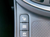 パーキングアシスト機能で、苦手な駐車もクルマがアシストしてくれるので、楽になりますね!(補助装置です)