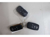 ■電子カードキー■  キーを取り出さずにドアを施錠&解錠。クルマの始動も可能です。