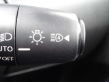 【ハイビームアシスト】先行車または対向車の有無や周辺の明るさなどに応じて、ヘッドライトのハイビーム(上向き)とロービーム(下向き)を自動で切り替えます。