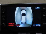 パノラミックビューモニター付きです。車両を上から見たような映像をディスプレイオーディオ画面に表示。運転席からの目視だけでは見にくい、車両周辺の状況をリアルタイムでしっかり確認できます。