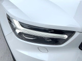 【LEDヘッドライト】ハイビームを先行車や対向車にあてず、その両サイドではハイビーム照射を維持。見える範囲が段違いに広くなりました。北欧神話に登場するトールハンマーをモチーフにデザイン。