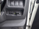 ETC車載器は、ビルトインタイプですっきり収納され、見た目も使い勝手も満足のアイテムです。
