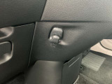 助手席側に荷物をかけられるフックも付いております。