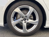 19インチ純正アルミホイール装備 全車両に標準装備の純正アルミホイールは、純正ならではのバランスの良いデザインと、走行安定性をお楽しみ頂けます。