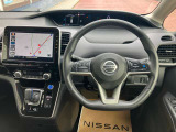 使いやすく安全な操作性と良好な視界を実現した運転席!