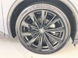 カッコイ〜純正アルミ。走っていてもこの存在感あり!!タイヤサイズは235/45R21