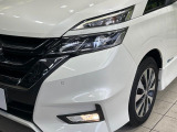 【LEDヘッドライト】悪天候や夜間走行時も良好な視界を確保し安心して運転できる高輝度LEDヘッドライトを装備!点灯速度が早く、消費電力も抑えられています。