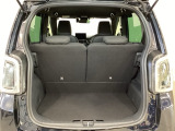 開口部も広く荷物の積み下ろしもしやすいお車となっております。シートの背もたれは5:5の割合で分割して可倒できるので、長いお荷物などを載せることもできます。