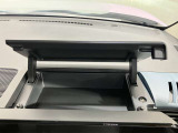 インスト運転席アッパーボックス・散らかりがちな駐車券やガソリンの領収書、小物などをサッと置いて、蓋を閉めてスッキリ収納できます。
