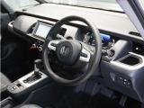 ◆視界広々で非常に運転しやすくロングドライブでも疲れを感じさせないすっきりとまとまったインパネ周りです。