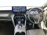 運転席周りのレイアウトをご覧ください。ナビゲーションが綺麗に装着されすっきり収まってますね!