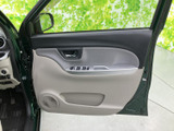 落ち着いた色合いでまとめられたドアまわりは、運転席から手元を見渡しやすい配置です。窓から外の様子も確認しやすく、乗り降りの際にもすっきりとした視界が広がります。