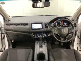 車内は光触媒抗菌消臭施工済です。スタイリッシュなデザインでスポーティなインパネ周りを演出します。グローブボックスやカップホルダーのほかにトレーなどたくさんの収納スペースが付いています。