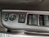 パワーウィンドウのスイッチですよ。運転席に居ながら窓を開け閉めのコントロールできます。