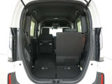 2列目シートは左右独立で倒すことができます。3人乗車状態でより多くの荷物を積むことができます。