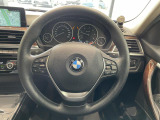BMWのステアリングのリムは、一般的なものより少し太めにデザインされています。 これはタイヤやステアリングシャフトなどを介して伝わる路面からの入力を、しっかりと把握するためです。