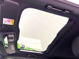 【ガラスルーフ】ガラスルーフ搭載で車内の解放感が一気にアップ!開放的なドライブをお楽しみいただけます。