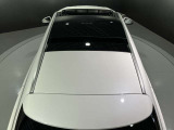 パノラミックスライディングルーフが装備されております。