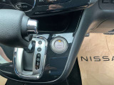 インテリジェントキーのプッシュスタートスイッチです。エンジンの始動はブレーキペダルを踏みながらこのスイッチを押すだけで始動できます。