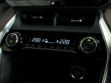運転席と助手席で温度設定可能なデュアルモードオートエアコン装備。左右独立して自動で温度を調整して快適空間を保ちます。