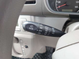 【オートワイパー】雨の量に応じてワイパーが自動で作動し、拭き取りの間隔を調整します。操作の手間を減らし、雨天も視界を確保して運転をサポートします。