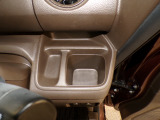 運転席の届きやすいところにドリンクホルダーがついています。視線をそらすことなく手に取れるので運転に集中できて安心ですね。
