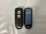 スマートキーを装備しています。鍵を差し込むことなくドアロックの開け閉めと、スタートボタン操作でのエンジンスタートができます。スペアキーも同じものを用意しております。