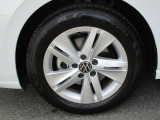 純正16インチアルミホイールが装着されております。モデル別にデザインされておりこちらの車両を足元からイメージに合うように考えられております。車のデザインを印象付けるのではないでしょうか?