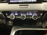 【左右独立オートエアコン】左右席で独立温度コントロールが可能です。運転席はキンキンに冷やして助手席はマイルドにと言った設定が可能です☆暑さ寒さでケンカすることもなくなりますね♪