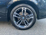 【BMWアロイホイル】軽量かつ強度に拘ったアロイホイル。走行性能ポテンシャルを引き出す設計。車の足元を引き締めてくれる大きなポイントはアロイホイルです。