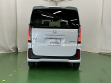 後席の窓には外から車内が見えにくくなるプライバシーガラスを採用。周りを気にせずリラックスして過ごせます