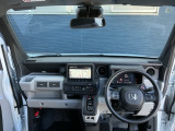 運転席周りです。カップホルダーや小物の収納などは必須ですよね!!使い勝手の良いつくりになっております!!