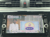 テレビ番組を画面で楽しめる装備です。停車中の休憩時間などに映像を視聴でき、車内で過ごす時間の楽しみが広がります。視聴の際は安全な場所に停車してください。