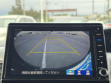 後方の状況を画面で確認でき、駐車時の周囲確認をサポートします。目安となるガイド表示もあり、駐車スペースへ車を入れる際に位置関係を把握しやすい装備です。