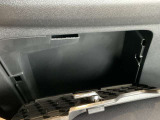 助手席内張には車検証収納ボックス。