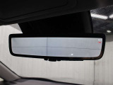 デジタルインナーミラー(前後方録画機能付)が装備されています。車両後方カメラの映像をミラー内のディスプレイに表示。車両前後のカメラで撮影した映像をデジタルインナーミラー内のSDカードに録画します。