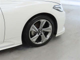 装着タイヤサイズは、225/45R18です。純正アルミホイールを装着しております。