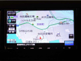 ストラーダナビ(CN-E330D)を装備。タッチパネル式で使いやすく、お出かけもラクラクです。