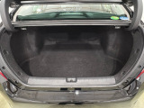 ラゲッジも広く使いやすいトランクは開口部も広く荷物の積み下ろしもしやすいお車となっております。リアシートの背もたれは6:4の割合で分割して可倒できるので長いお荷物などを載せることもできます