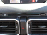 DVD再生対応スロットを備え、お気に入りの映像や音楽を車内で楽しめます。インパネへスッキリと収まる配置で、ドライブ中の音楽鑑賞や駐車時のDVD視聴など、車内での利便性を高めてくれる実用的な機能です。