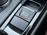 BMWのほぼすべてのモデルで、電子式シフトレバーを採用。手首のスナップだけで簡単に操作が可能。また、スポーツ・マニュアルモードを搭載しており、BMWらしい『意のままに操る』感覚をご体感いただけます。