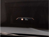 【ヘッドアップディスプレイ】現在の車速表示や目的地へのルート案内やメディア関連のリストを表示する事が可能です。視線移動を減らす事によりドライブに集中して頂けます。