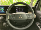 手元に各種スイッチがまとまり、運転姿勢を保ったまま必要な操作へ移りやすい仕様です。メーターやナビ画面も見渡しやすく、毎日の運転を便利にサポートします。