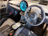 MINIの内装はとにかく『円』に拘ったデザインコンセプトが一目で伝わってきます。これほど円形に拘った車は他に御座いません。伝統のデザイン、トグルスイッチなど遊び心のある内装で御座います。