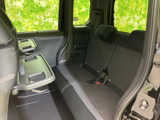 後席からも窓の外を見渡しやすく、明るさを感じられる車内空間です。左右に並ぶシートに加え、前席側にはテーブル状のスペースがあり、同乗者にも便利に使えます。