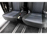 シートテーブル装備!車内での軽食などにテーブルとして利用できます♪