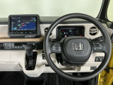 【ハンドル】運転にかかわる様々な操作を安全に行えるように視点移動が少なく操作性に配慮されたスイッチ類が凝縮されたコックピットです。