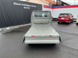 三方向に開くアオリで、どの方向からでも荷物の積み下ろしがラクラクです。