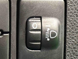 対向車や先行車への配慮が可能。積載物の状況に応じてヘッドライトの照射角度を手動調整できるスイッチ。